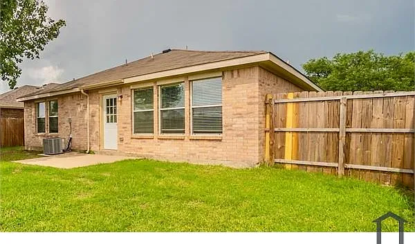 3 bed, 1353 sqft, $2,000 — Photo 4