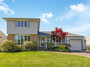 18 Tacoma Ln, Syosset, NY 11791