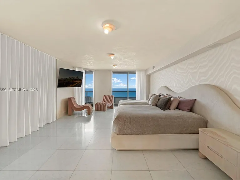 5801 Collins Ave #1200 — Photo 25