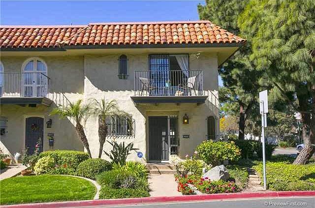 Street View, corner unit sharing only one wall with the neighbor