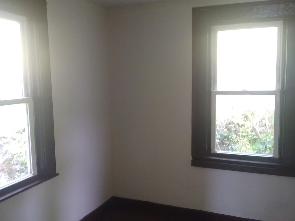 2nd image of 215 Pulaski St