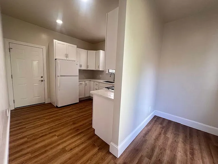 573 Wesley Ave #4 — Photo 35