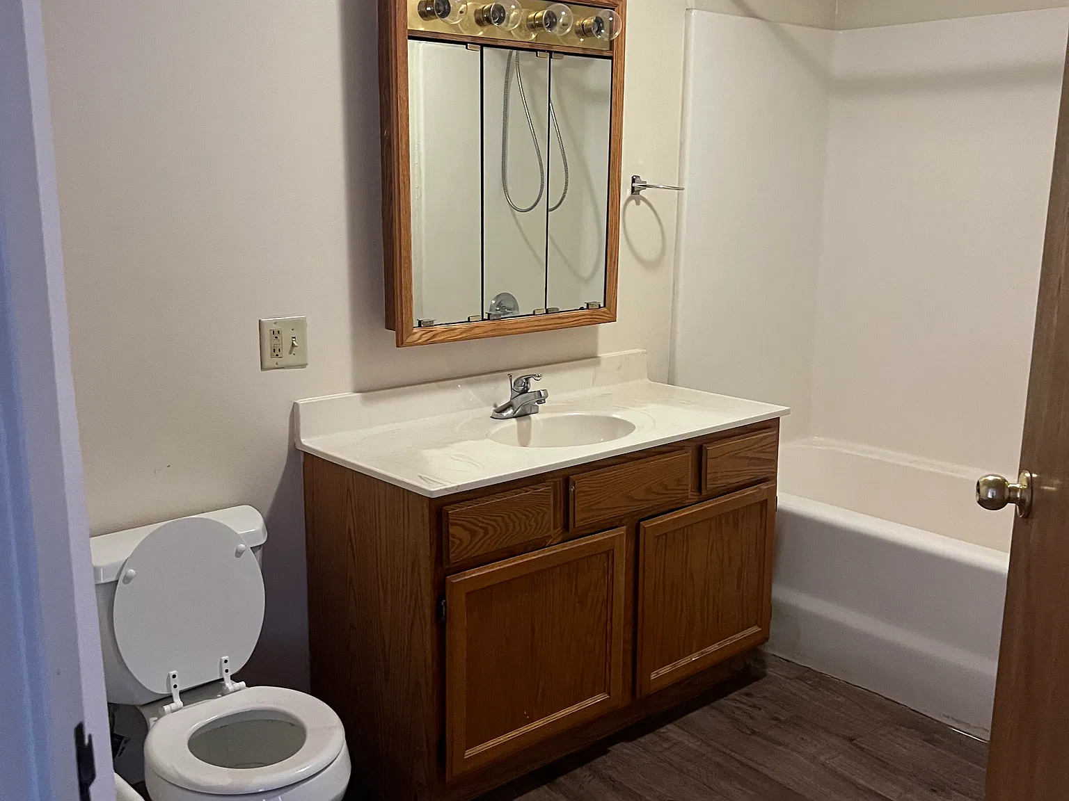 3 bed, $1,095 — Photo 2