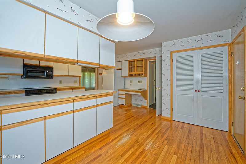 4th image of 100 Terrace Avenue