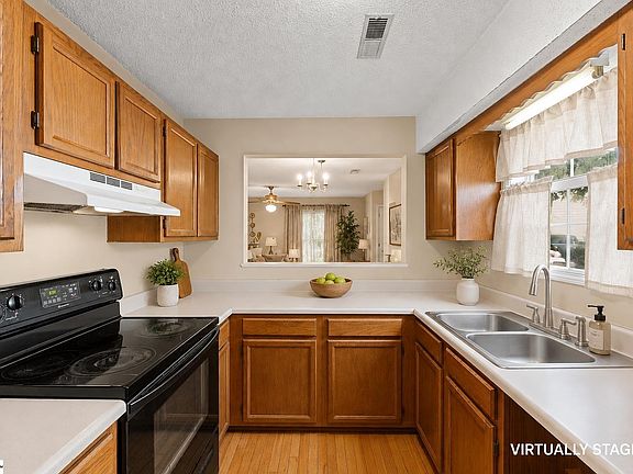 3rd image of 40 Huntsfield Dr #A