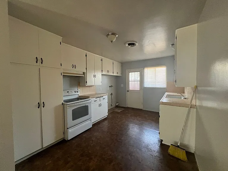 229 S Buena Vista St — Photo 35