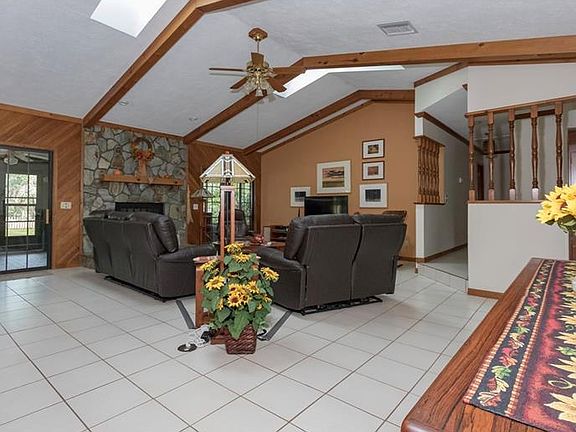 5th image of 1747 King Edward Dr