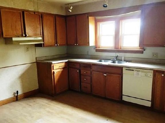 3rd image of 742 N Market St