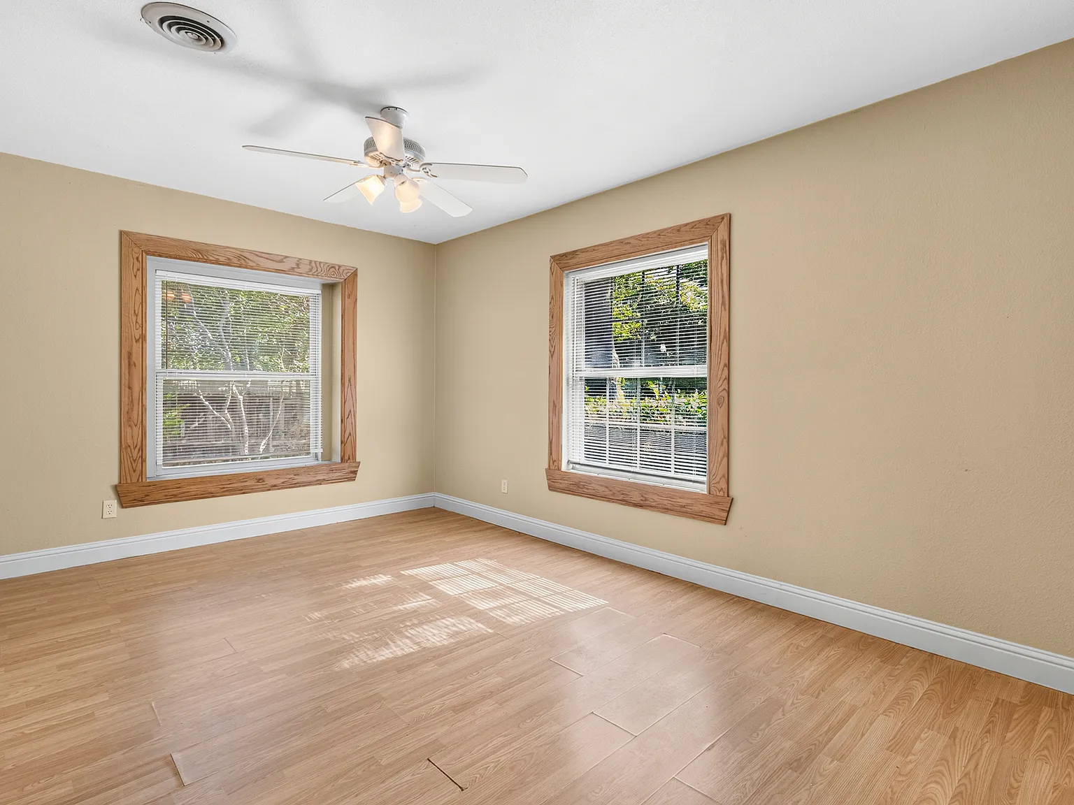 4 bed, 2000 sqft, $2,300 — Photo 2