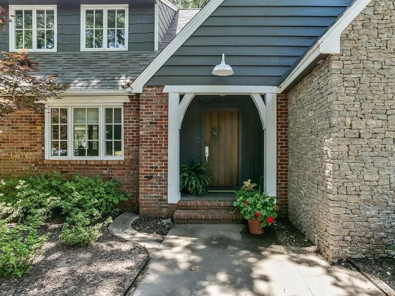 5 bed, 3748 sqft, $5,300 — Photo 3