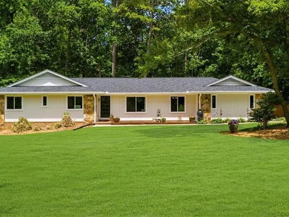 1035 Hunterhill Dr, Roswell, GA 30075