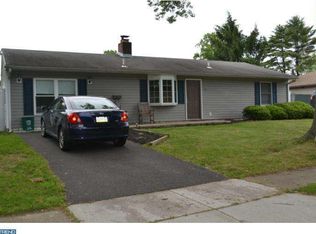 43 Tamarack Ln, Levittown, PA
