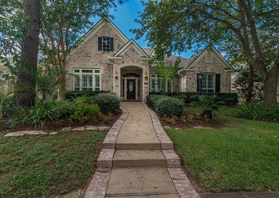 Located on a tree-lined cul de sac block, just steps away from an area play park, this home offers flexible living spaces.
