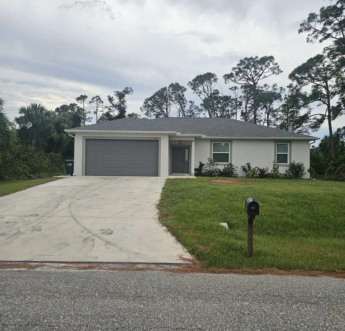 3 bed, 1600 sqft, $2,000 — Photo 1