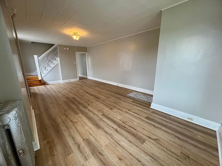 923 W Princess St — Photo 6