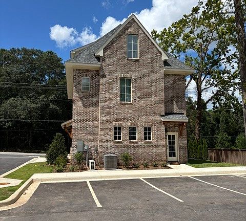 4th image of 814 N College St #1