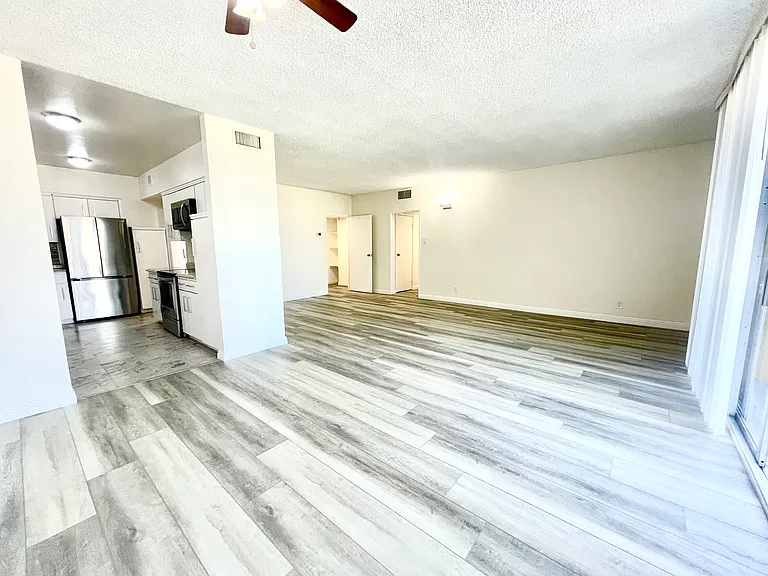 Occidental Towers Apartments — Photo 182