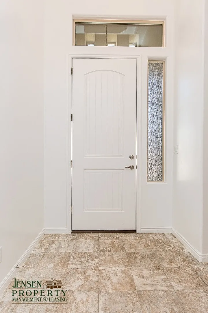 Three Bedroom Home in Washington — Photo 4