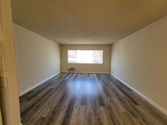 5th image of 16047 Cantlay St APT 6