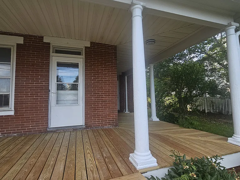 102 E York St — Photo 3