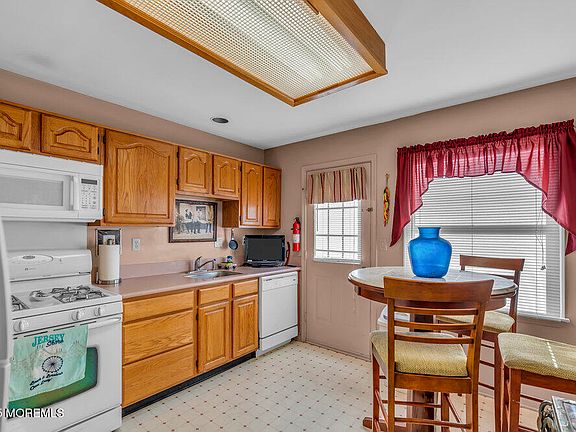 4th image of 1668 Wisteria Court