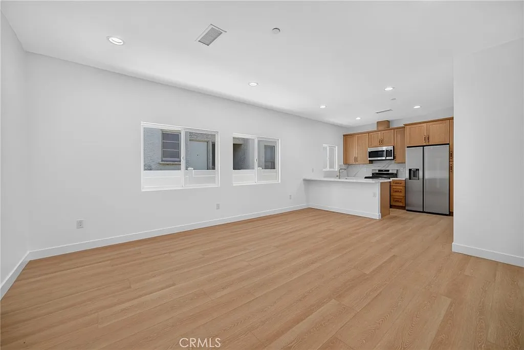 3 bed, 1100 sqft, $3,895 — Photo 4