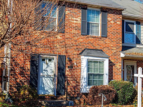 3rd image of 2916 Carlyle Ct