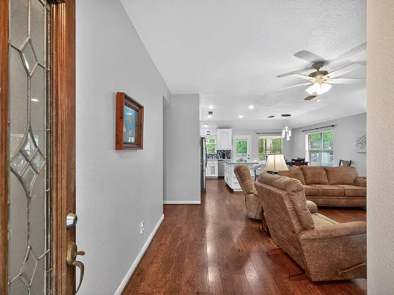 1017 Pin Oak Dr — Photo 2