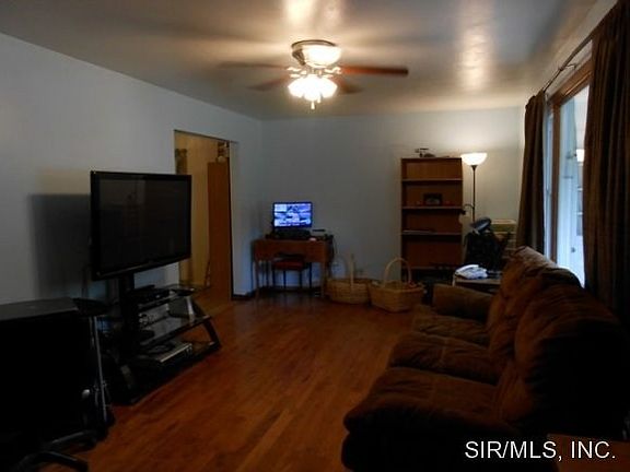 Large living room w hardwood