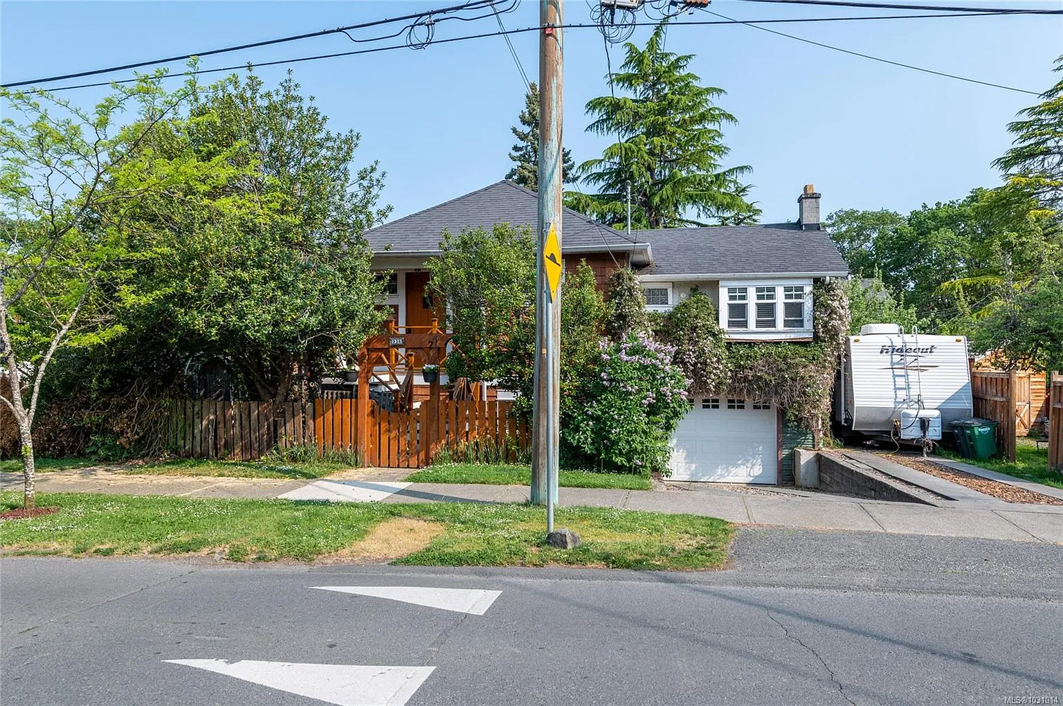 938 Ambassador Ave photo 1