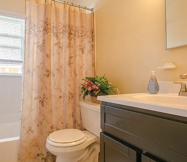 Country Club Apartments — Photo 11
