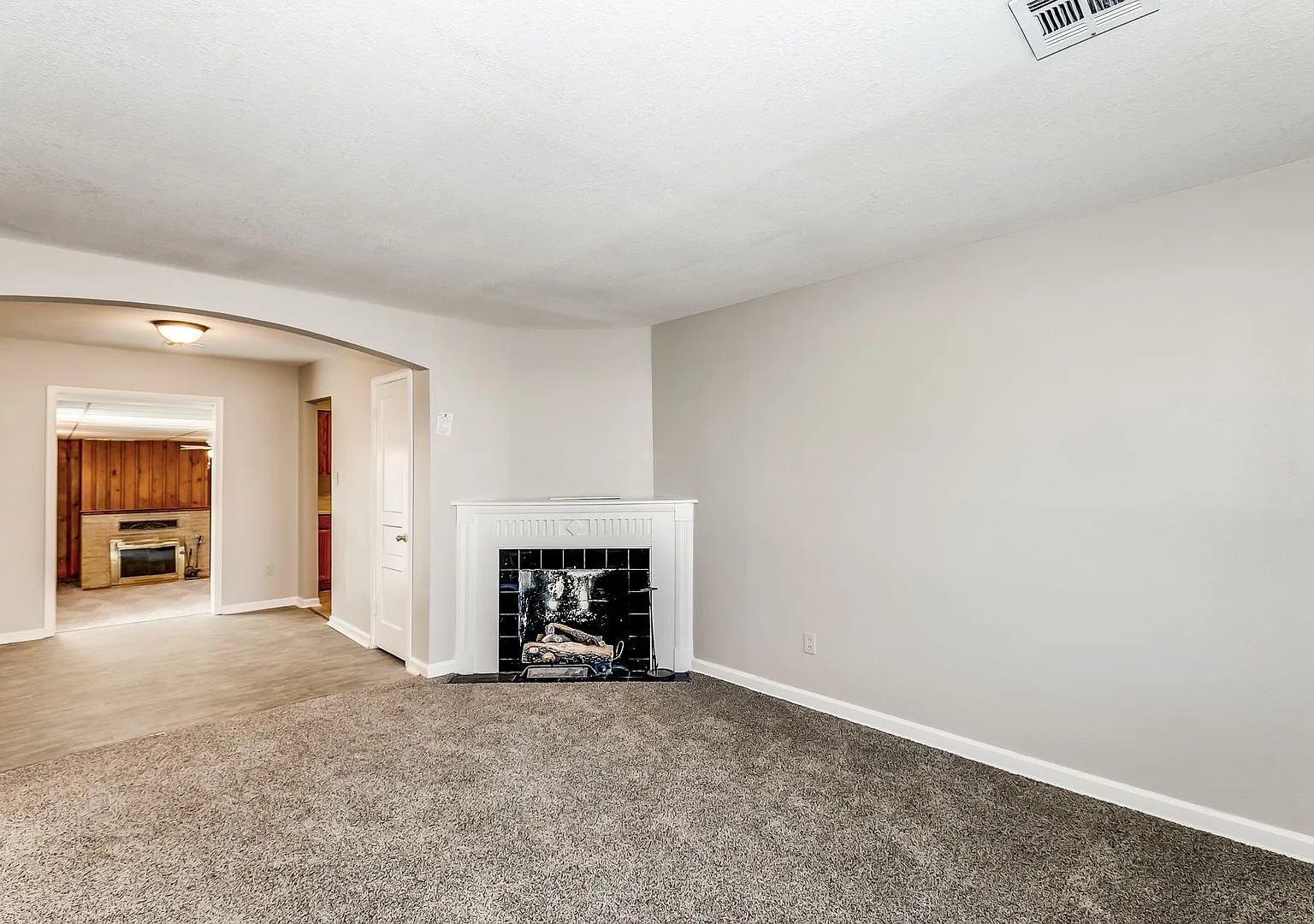 Large 2 Bedroom Home with Den! — Photo 2