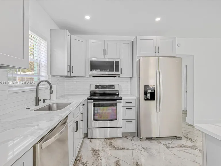 809 SW 17th St — Photo 9