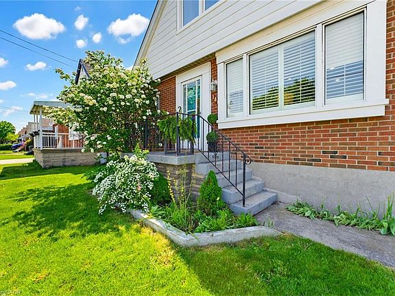 3rd image of 140 Parkdale Ave S