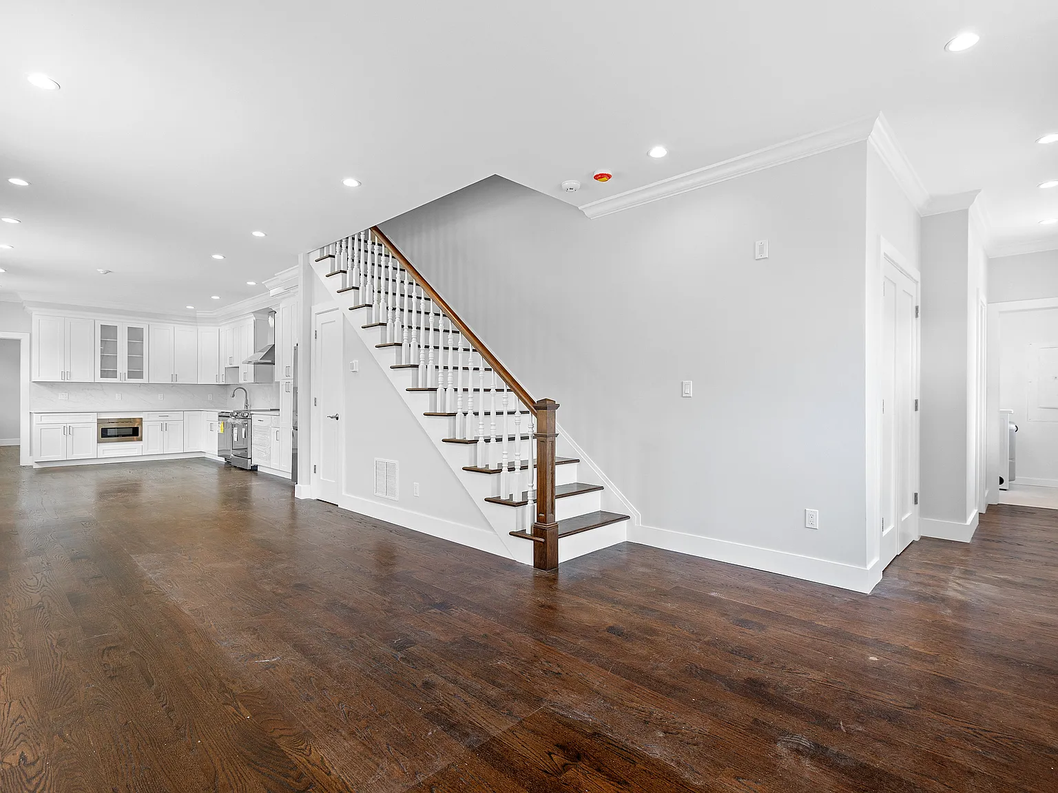 3 bed, 2.5 bath, 1900 sqft, $5,200 — Photo 2