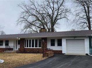 1 Victoria Dr, Moosup, CT 06354