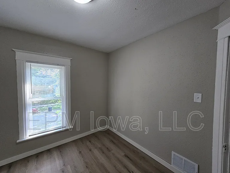 422 Baltimore St — Photo 17