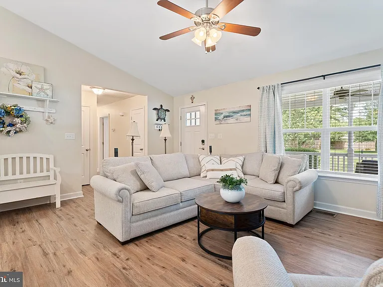 305 Cedar Ln — Photo 10