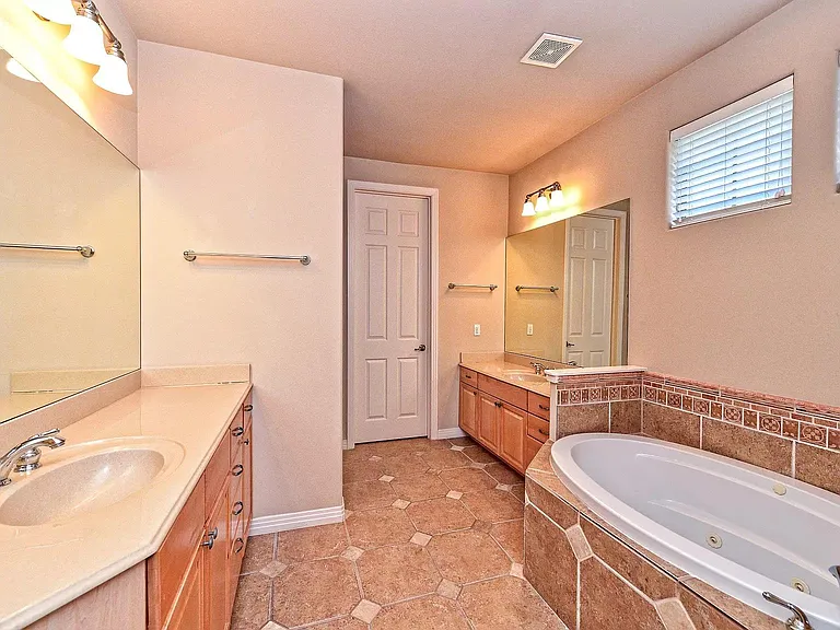 8230 Spicewood Springs Rd — Photo 19