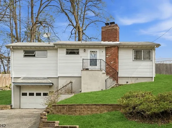 10 De Lazier Pl, Bloomingdale Boro, NJ 07403