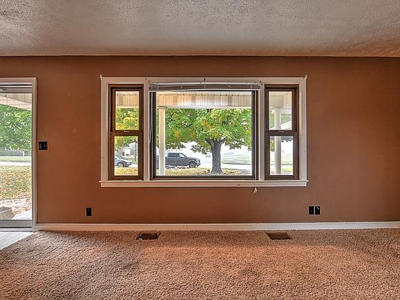 4th image of 1572 Kenmore Dr