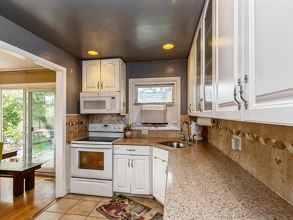 4th image of 22 Peachtree Ln