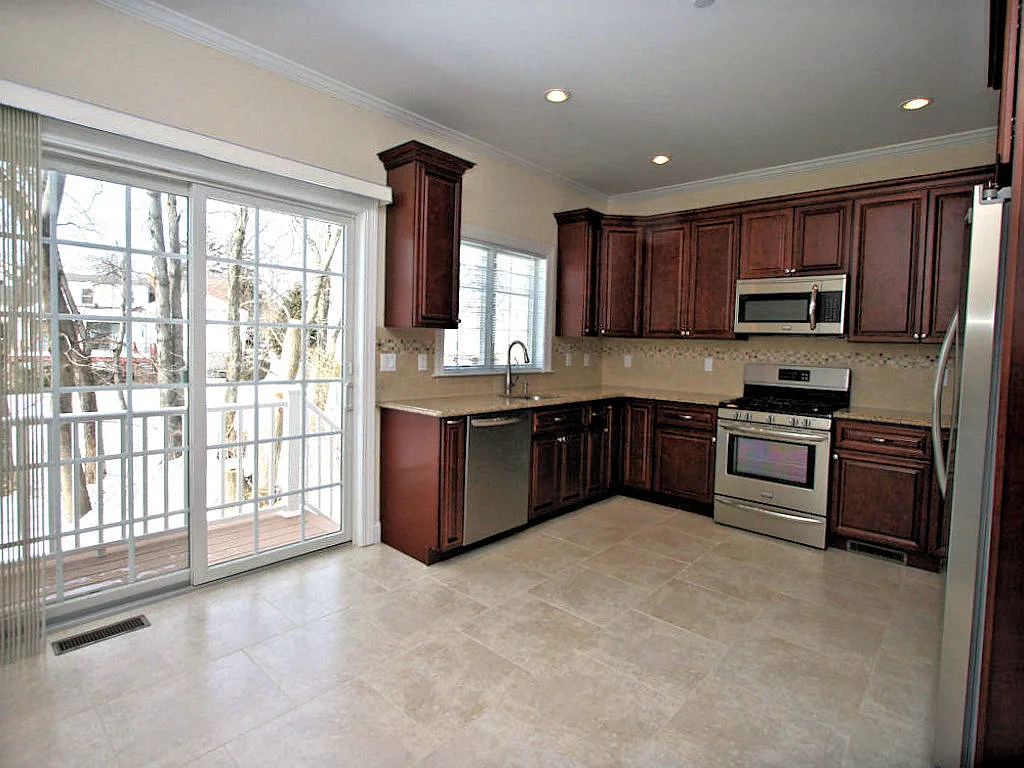 Apartment for Rent — Photo 2