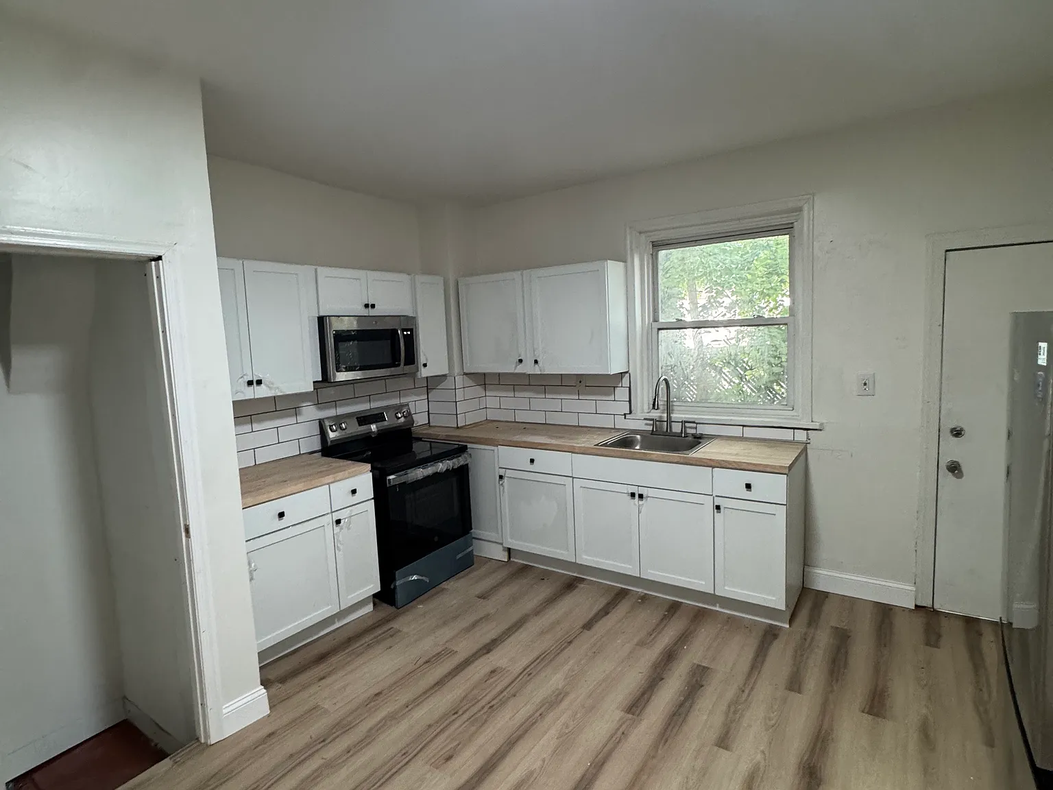 5 bed, 2.5 bath, 1290 sqft, $2,000 — Photo 2