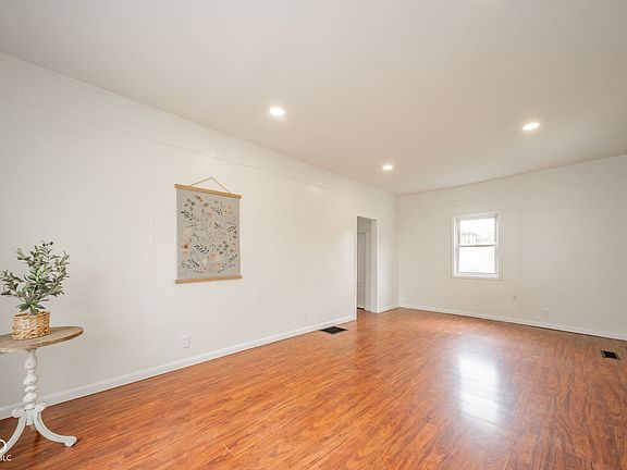 5th image of 1122 S 14th St