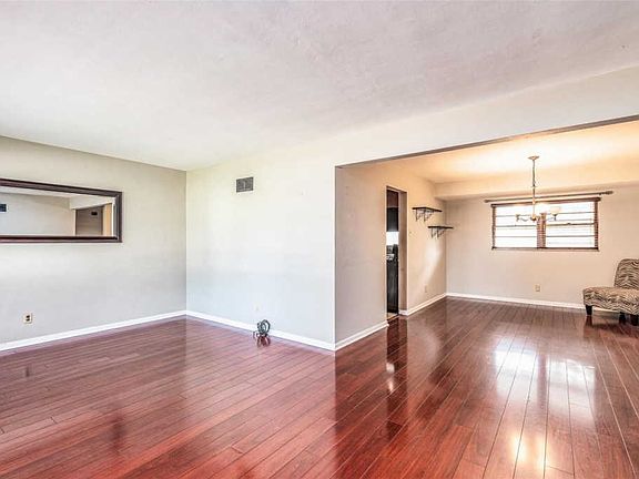 3rd image of 312 Walworth Dr