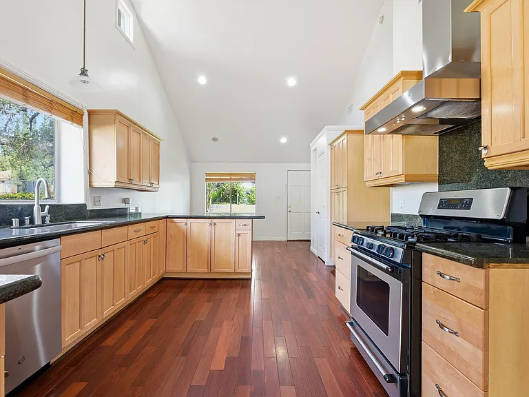 3240 Mills Ave — Photo 10