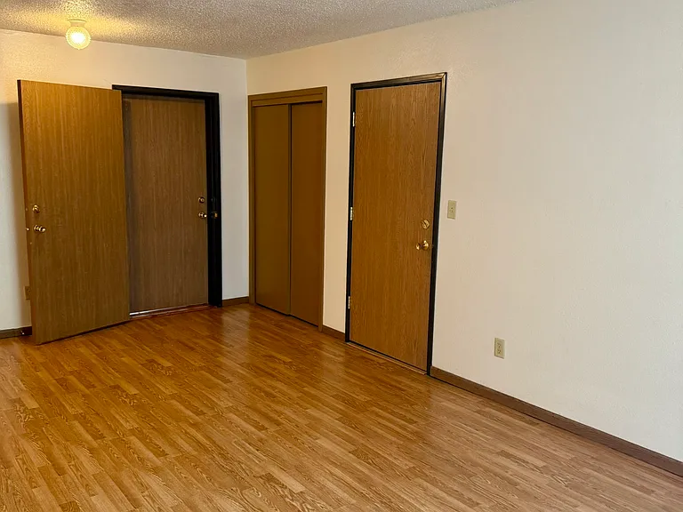 716 E Burlington St #15S — Photo 5