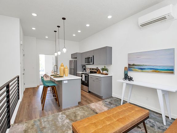 3rd image of 866 W Emeril Ave