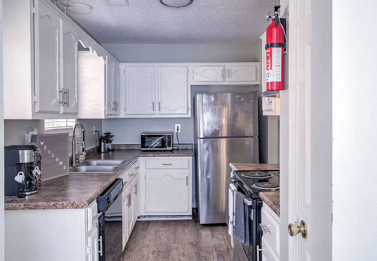 3 bed, 2.0 bath, $1,920 — Photo 3